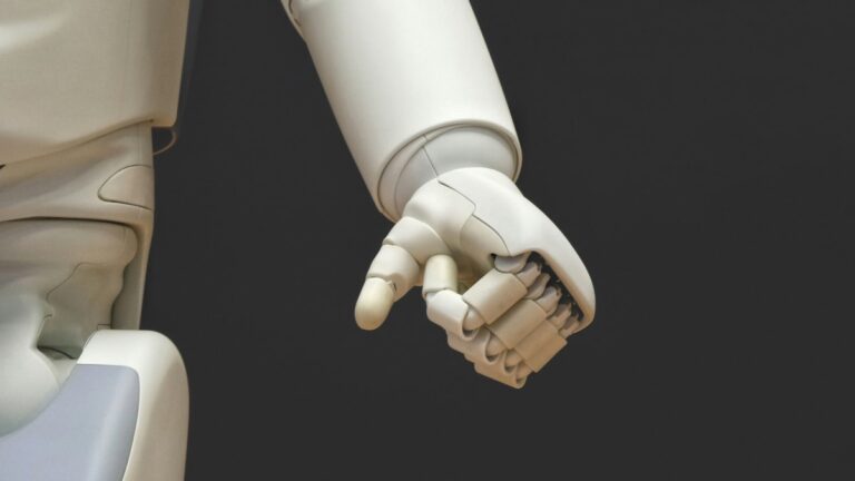 Humanoid robots appeared to attack people in China! Video went viral on social media
